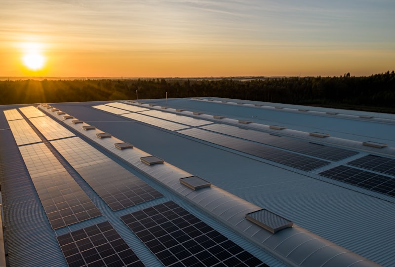 Photovoltaikanlage auf einem Hausdach bei Sonnenuntergang