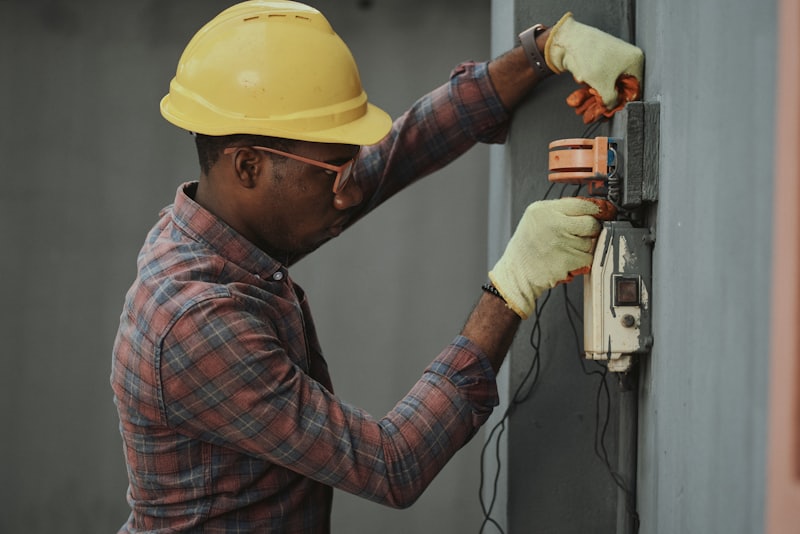Techniker bei der Installation von Haustechnik